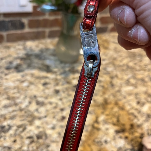 EUC Valentines red wristlet by MJ - not kors- iridescent embossed hearts shiny - Picture 4 of 12